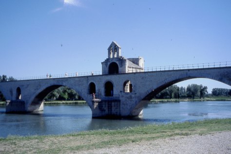 Sur-le-Pont-d'Avingnon,-France